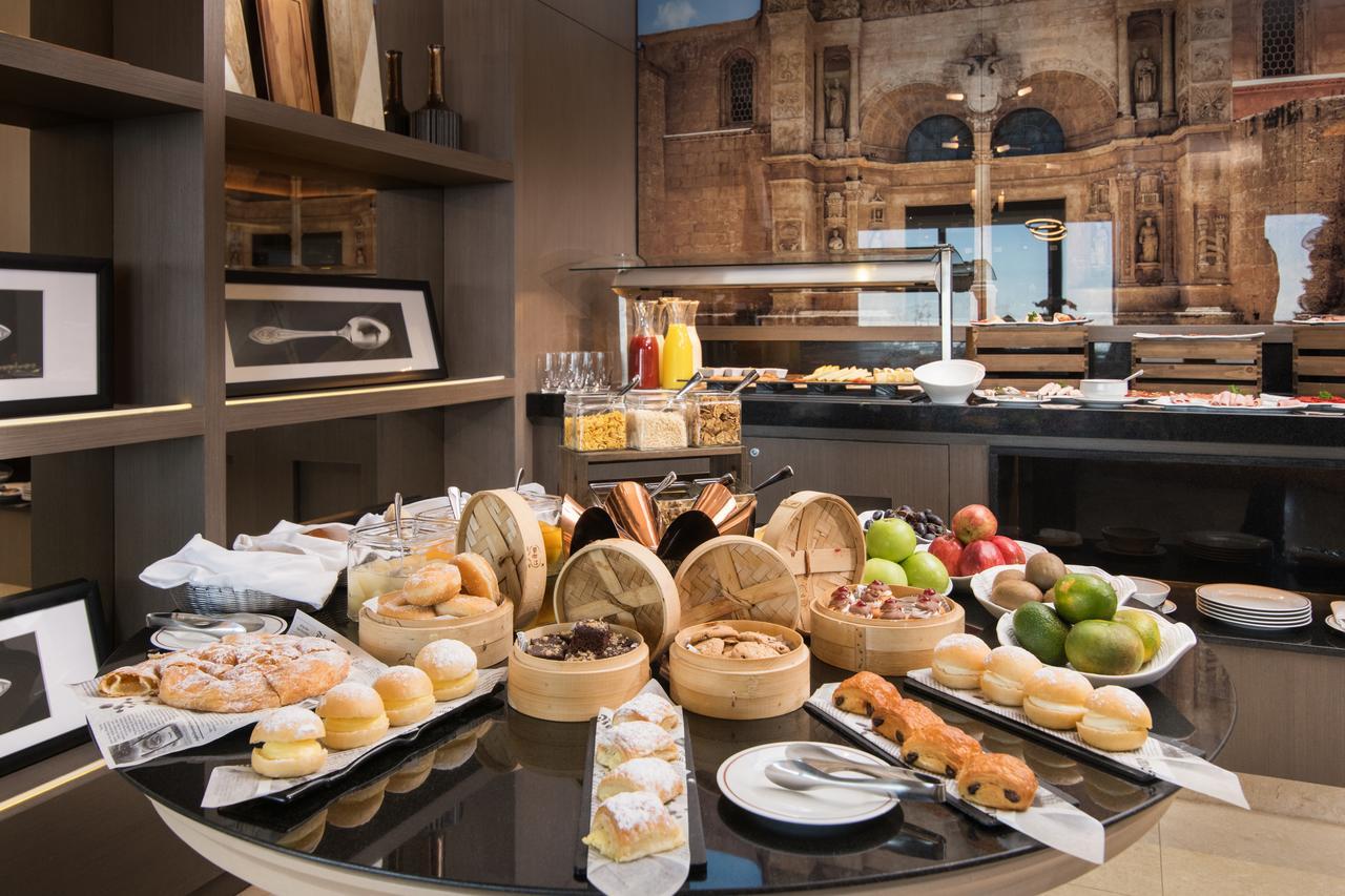 El Embajador, A Royal Hideaway Hotel Santo Domingo Exteriér fotografie Dim sum at the buffet