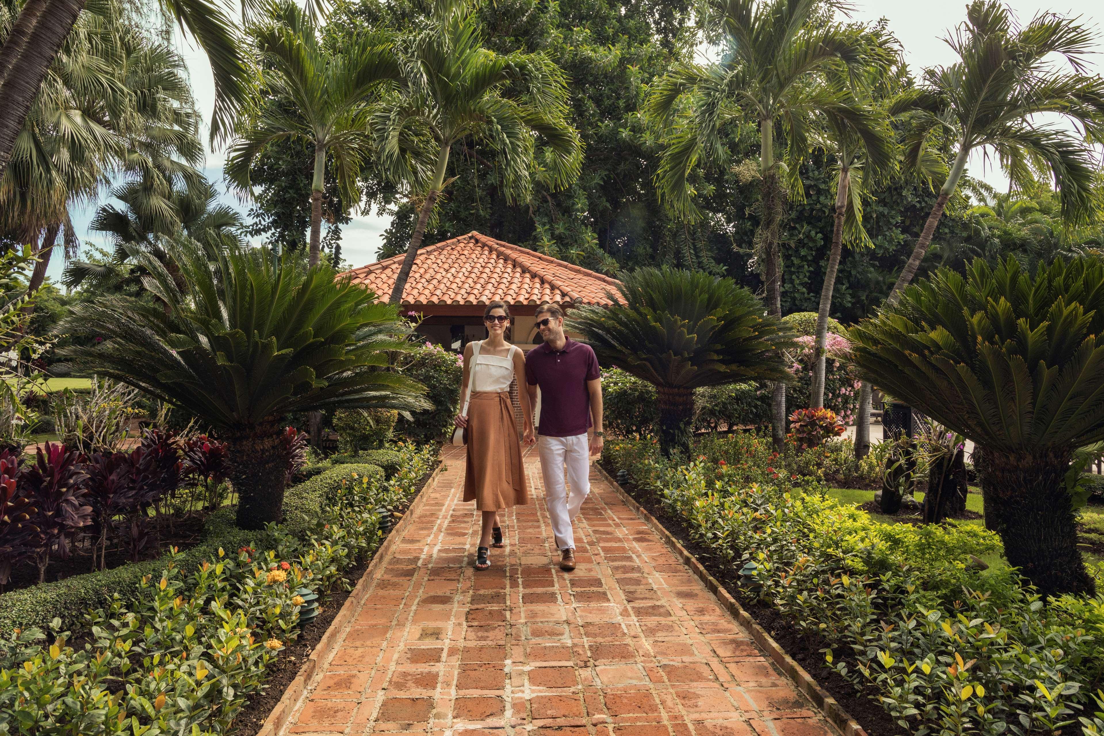 El Embajador, A Royal Hideaway Hotel Santo Domingo Exteriér fotografie The resort's gardens