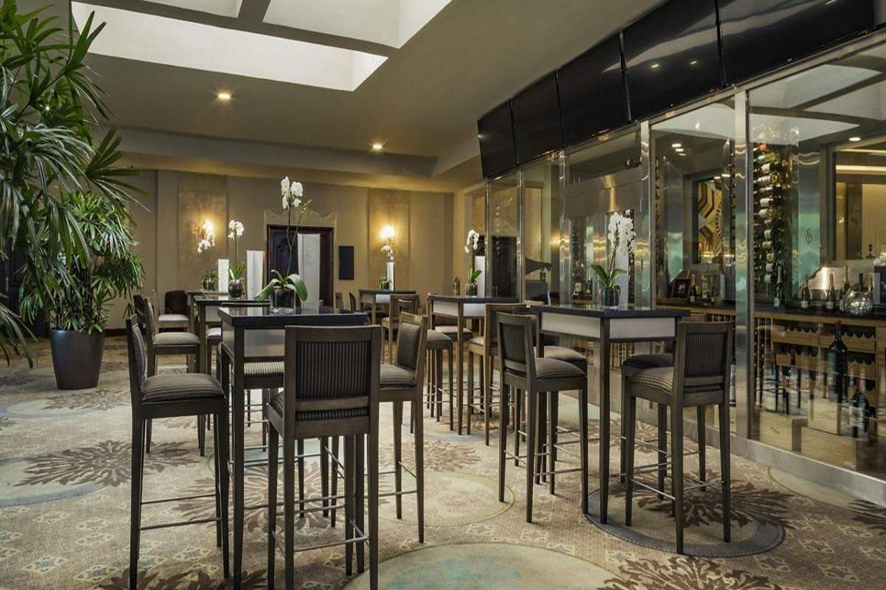 El Embajador, A Royal Hideaway Hotel Santo Domingo Exteriér fotografie The bar at the hotel