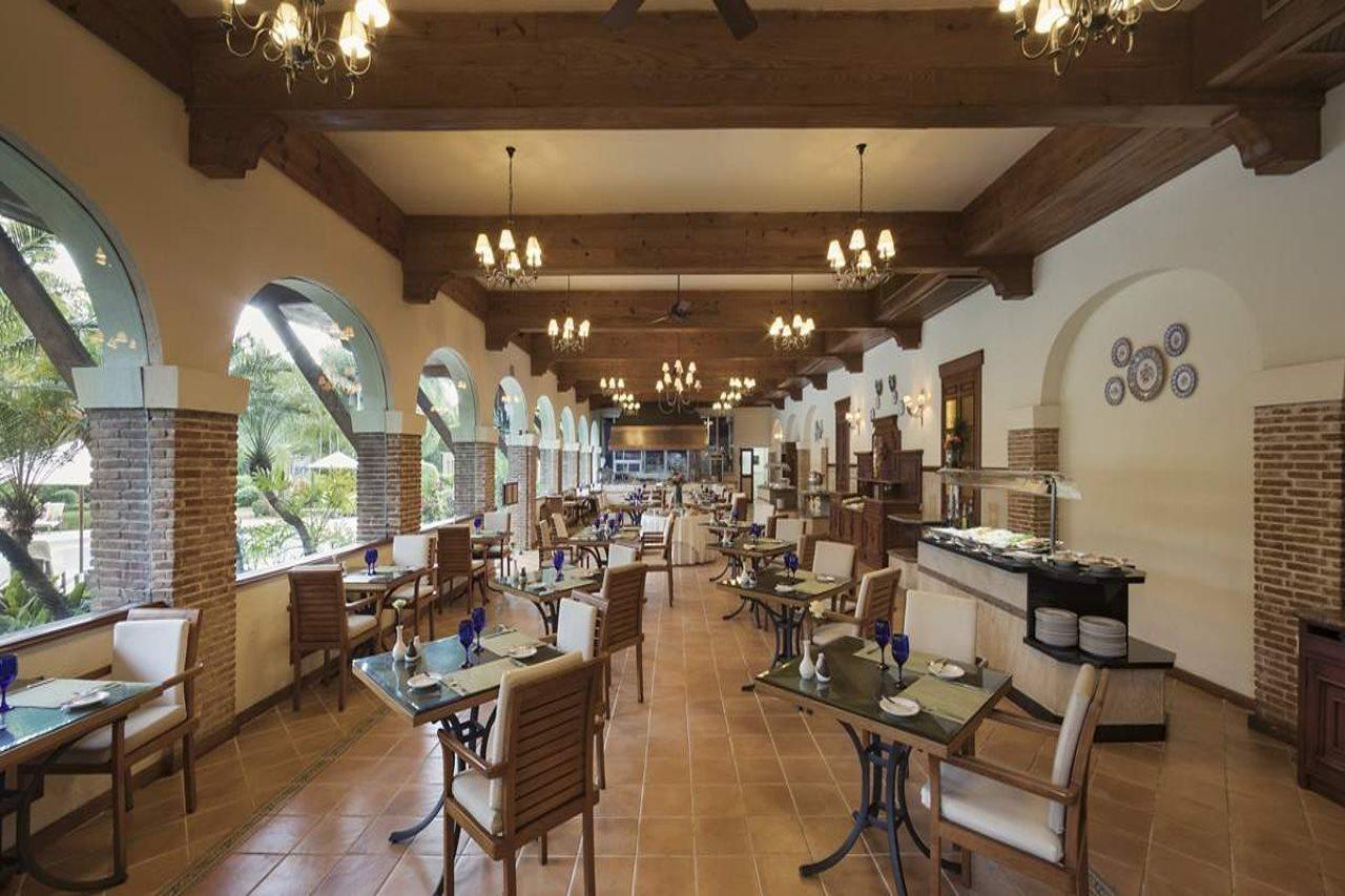 El Embajador, A Royal Hideaway Hotel Santo Domingo Exteriér fotografie The restaurant at the hotel