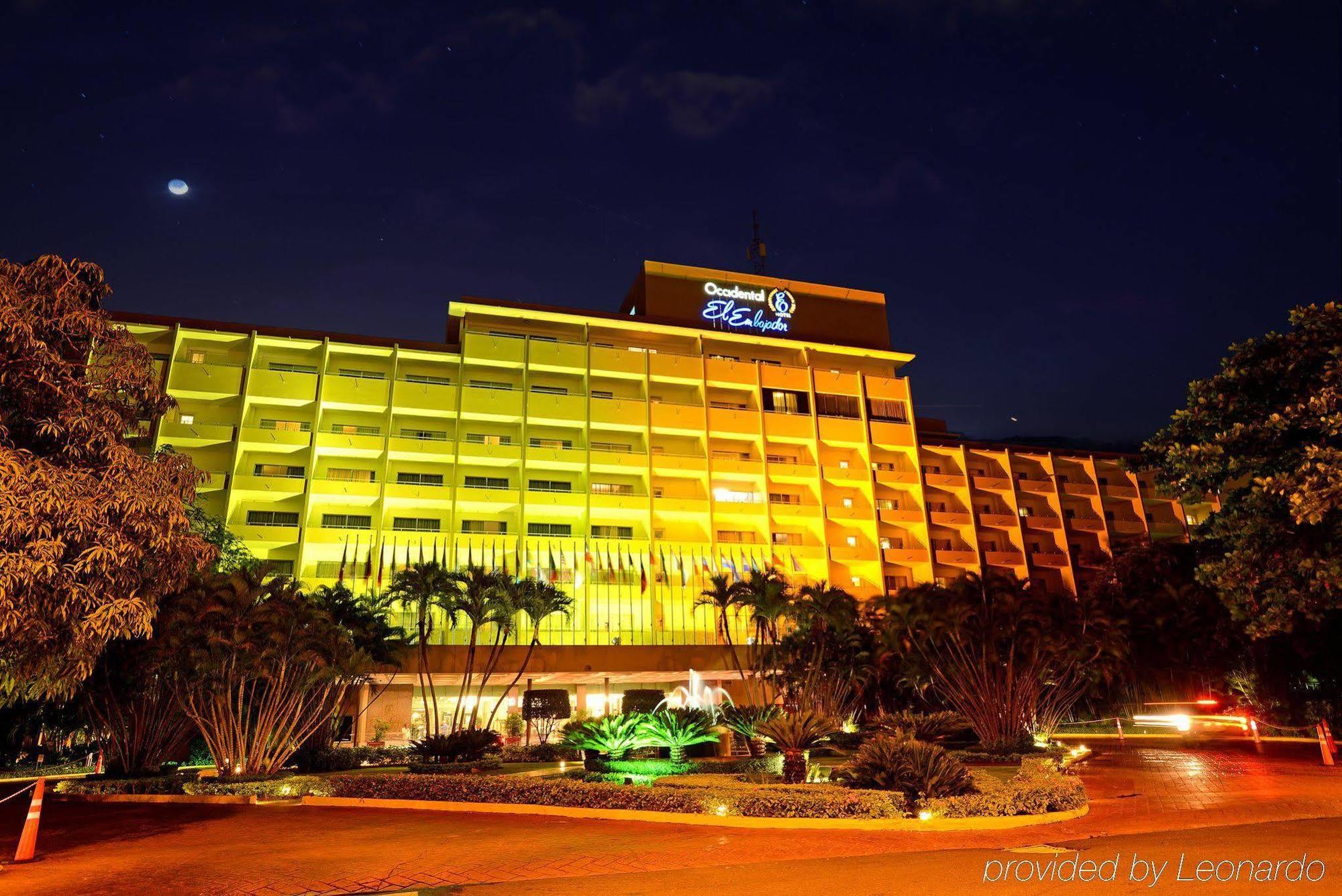 El Embajador, A Royal Hideaway Hotel Santo Domingo Exteriér fotografie The hotel at night